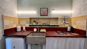 サン・アントニオ・デ・アレコにあるEl Sendero - Güiraldes B&Bのシンクとカウンタートップのあるキッチン