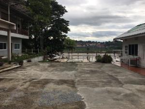 an empty parking lot in front of a building at boomhousehotel in Chiang Khong
