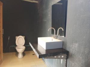 un baño con lavabo e inodoro en boomhousehotel, en Chiang Khong