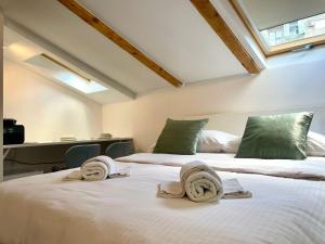 Ένα ή περισσότερα κρεβάτια σε δωμάτιο στο Courtyard En Suite URBAN STAY