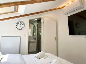 Ένα ή περισσότερα κρεβάτια σε δωμάτιο στο Courtyard En Suite URBAN STAY