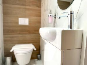 Ένα μπάνιο στο Courtyard En Suite URBAN STAY