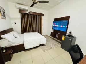 TV a/nebo společenská místnost v ubytování Monarch Enclave Accra