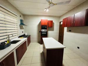 Kuchyň nebo kuchyňský kout v ubytování Monarch Enclave Accra