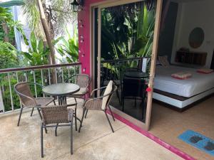 拉迈Pink House的客房设有阳台、一张床、一张桌子和椅子 更多47张照片
