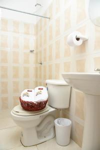 a bathroom with a toilet and a sink at La Casa del Turista in Tauramena