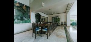 a dining room with a table and chairs at Las Brisas Villa Vanetiz in Acapulco