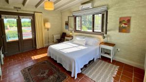 サン・アントニオ・デ・アレコにあるEl Sendero - Güiraldes B&Bの白いベッドと窓のある寝室 +53枚の写真