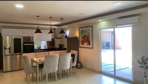 a kitchen and dining room with a table and chairs at Habitaciónes Entradas Privadas independientes tipo APTO in Valledupar