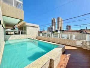 Refúgio Beira Mar Praia Grande في برايا جراندي: حمام سباحة كبير أعلى مبنى