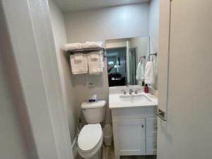 Koupelna v ubytování A brand new modern 2 bedroom upstairs apartment