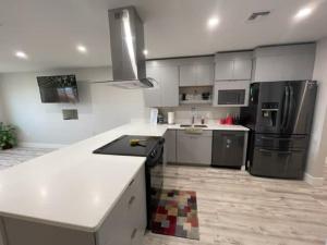 Kuchyň nebo kuchyňský kout v ubytování A brand new modern 2 bedroom upstairs apartment