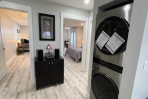 Postel nebo postele na pokoji v ubytování A brand new modern 2 bedroom upstairs apartment