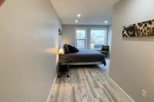 Posezení v ubytování A brand new modern 2 bedroom upstairs apartment + 11 fotografií