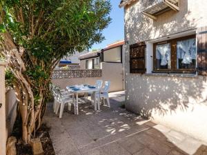 Μπαλκόνι ή βεράντα στο Villa T3 à Gruissan avec climatisation et jardin - FR-1-409A-36