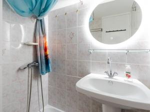 Ένα μπάνιο στο Villa T3 à Gruissan avec climatisation et jardin - FR-1-409A-36 +18 φωτογραφίες