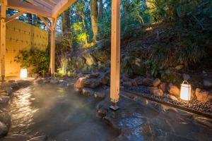 a hot spring in a garden with lights at Hakone Kowakien Miyamafurin in Hakone