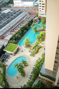 an aerial view of a resort with two pools at Quarto Individual Confortável em resort no Brás in Sao Paulo +10 photos