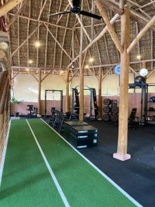 ein Fitnessstudio mit einem Tischtennisplatz in einem Gebäude in der Unterkunft Its a Lifestyle Rancho Room in San Juan del Sur