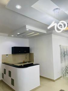a room with a kitchen with a ceiling at Mayna House in Dakar