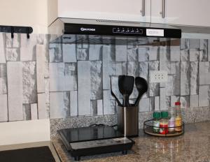 Cozy & Convenient 1-Bedroom Condo 3 mins Away from the Airport的厨房或小厨房