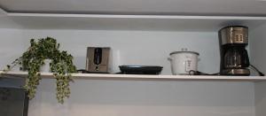 Cozy & Convenient 1-Bedroom Condo 3 mins Away from the Airport的厨房或小厨房