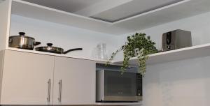 Cozy & Convenient 1-Bedroom Condo 3 mins Away from the Airport的厨房或小厨房