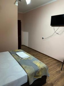 a room with a bed and a flat screen tv at Ак сункар in Zhezdi
