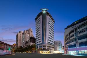 上海市にあるAtour Hotel People's Square Metro Station Shanghaiの夜の街の高層ビル