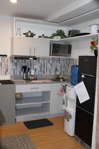 Cozy & Convenient 1-Bedroom Condo 3 mins Away from the Airport的厨房或小厨房