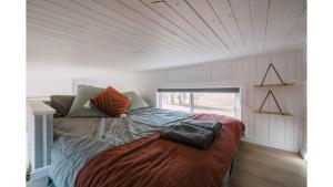 沃洛比The Big Wollombi Wanderer的房间里有一张大床的卧室