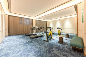 a gym with exercise equipment in a room at 西安明城墙永兴坊桔子水晶酒店 in Xi'an