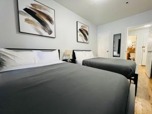 una camera da letto con due letti in una stanza di The Upper West Side a New York