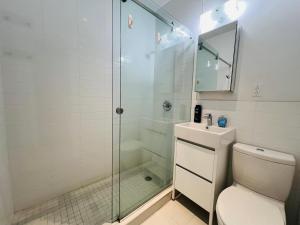 un bagno con doccia, WC e lavandino di The Upper West Side a New York
