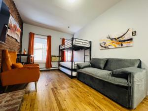 un soggiorno con divano e letto a castello di The Upper West Side a New York