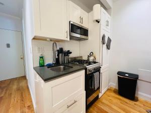 una piccola cucina con lavello e fornello di The Upper West Side a New York