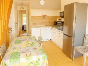 Η κουζίνα ή μικρή κουζίνα στο Pavillon Climatisé avec Piscine et Terrasse en Soleil, Proche Plage et Village - 2 Chambres + Mezzanine - FR-1-732-46 +8 φωτογραφίες