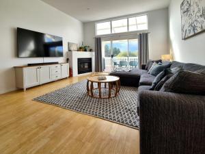 una sala de estar con un sofá y una mesa en Four bedroom beachside apartment, en Warrnambool 8 fotos más