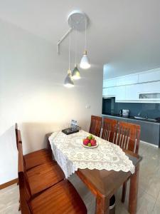 Un comedor con una mesa con un bol de fruta encima. en Newlife Hạ Long -Homestay, en Ha Long