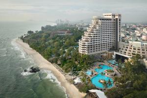 华欣Hilton Hua Hin Resort & Spa的酒店和海滩的鸟瞰图