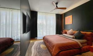Un dormitorio con una cama y un ventilador de techo. en Villa 94 3PN Sanctuary Ho Tram Resort, en Ho Tram 19 fotos más