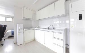 Kuchyň nebo kuchyňský kout v ubytování Joy Hotel