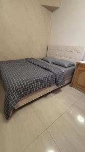 a bed in a small room with a bed sidx sidx sidx at apartement cempaka mas in Jakarta