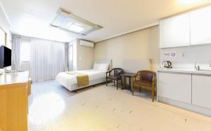 Kuchyň nebo kuchyňský kout v ubytování Joy Hotel