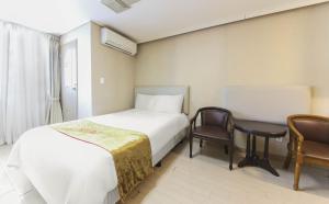 Postel nebo postele na pokoji v ubytování Joy Hotel
