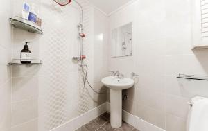 Koupelna v ubytování Joy Hotel