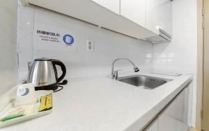 Kuchyň nebo kuchyňský kout v ubytování Joy Hotel