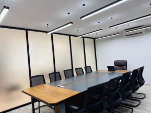 einen Konferenzraum mit einem langen Tisch und Stühlen in der Unterkunft GLOW PARK HOTEL Grand Royal Palace in Phnom Penh + 37 Fotos