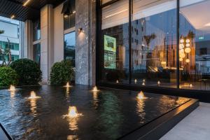 海口市にあるIntercity Hotel Haikou High Speed Rail East Stationの灯りのある建物前の噴水