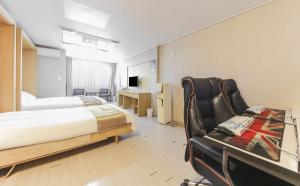 TV a/nebo společenská místnost v ubytování Joy Hotel